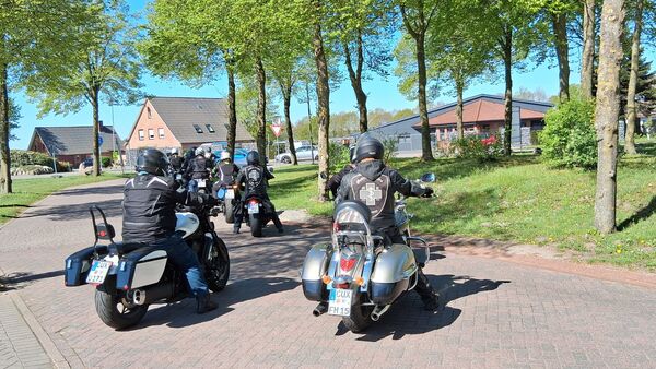 Motorrad-Saisonstart 2025: 46 Biker in Lamstedt - und eine Maschine sticht heraus