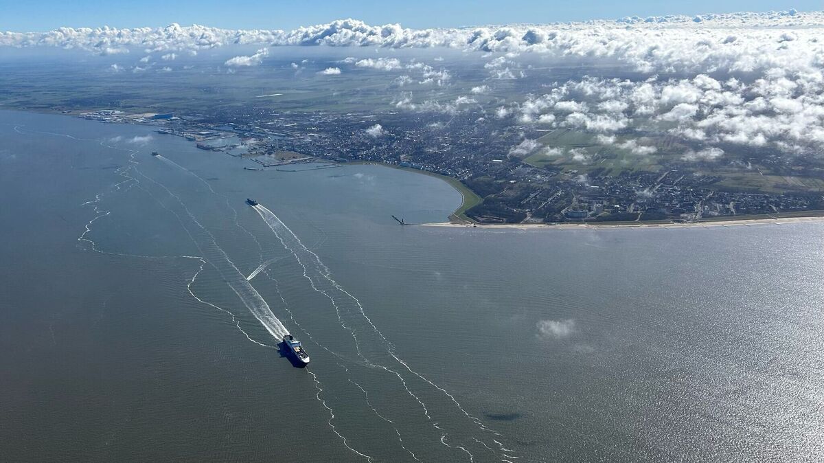 Blick auf die Elbe bei Cuxhaven: Rein elektrisch betriebene Schiffe sind hier bislang eine Seltenheit. Geht es nach der Naturschutz- und Forschungsgemeinschaft Mellumrat e.V., soll sich das jedoch bald ändern. Foto: Makel