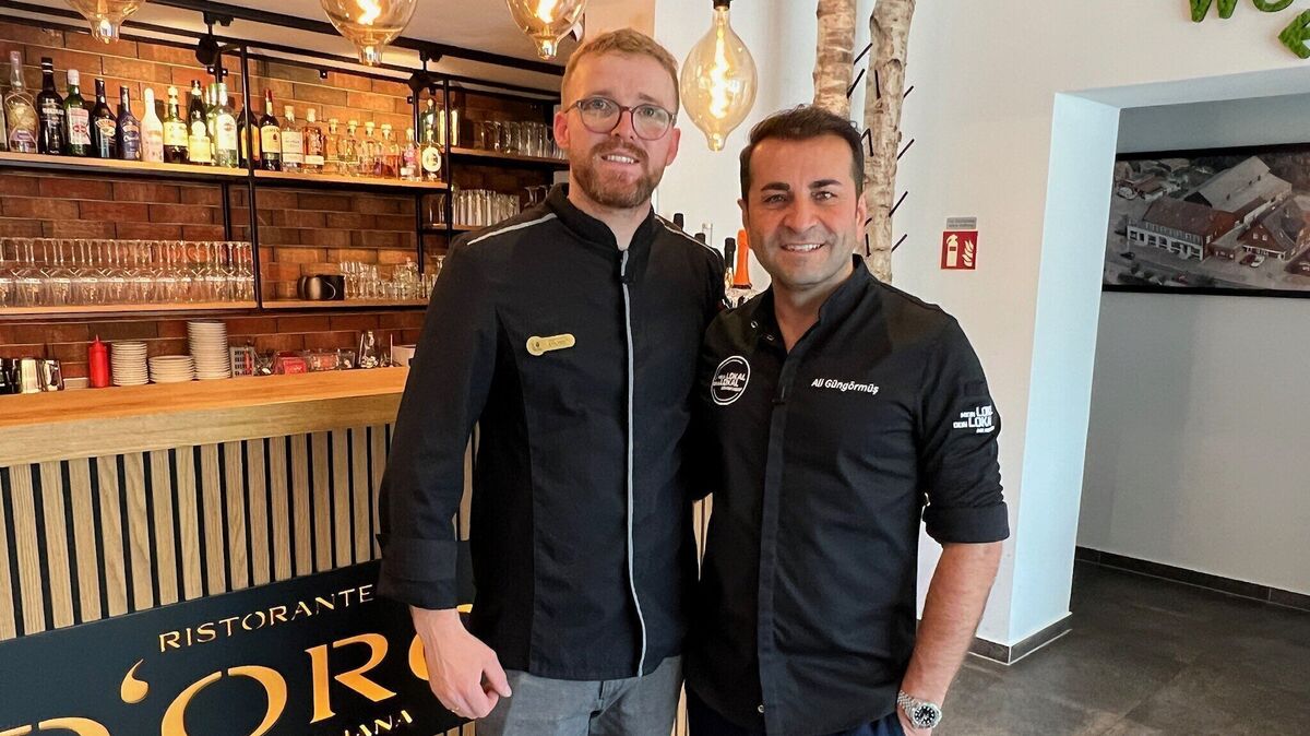 Sternekoch Ali Güngörmüs (rechts) darf sich als erster von Ilir im Ristorante D‘Oro in Wremen bekochen lassen. Später genießen Ilirs Mitstreiter ihr À-la-carte-Menü. Foto: Just Friends Productions