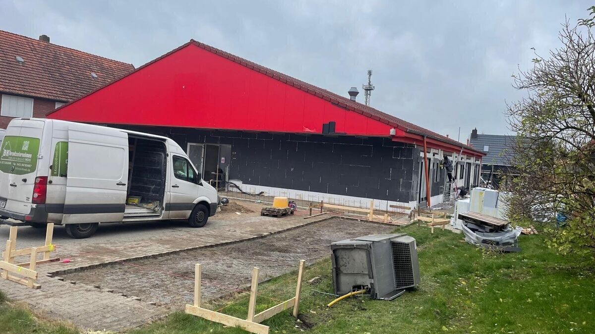 Verschiedene Gewerke sind gegenwärtig dabei, an und in dem Objekt zu arbeiten.  Aus dem früheren KiK-Markt in Cadenberge werden acht helle Servicewohnungen.