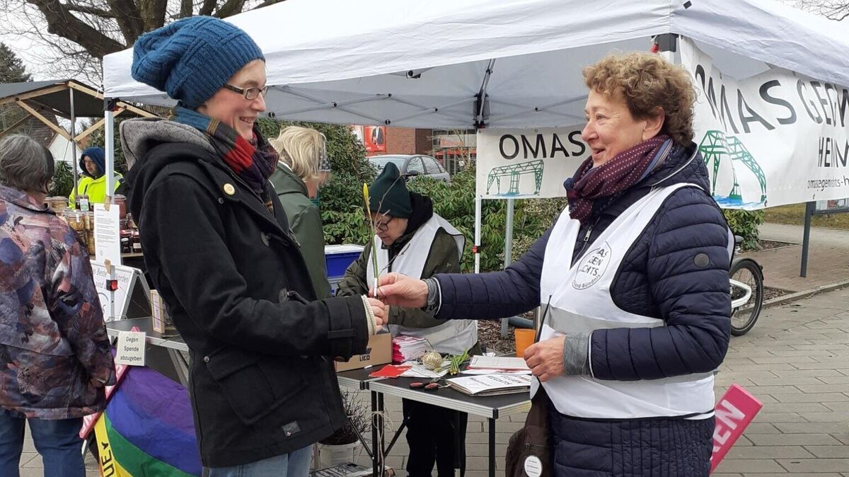 Alle vier Wochen stehen die Omas gegen Rechts Hemmoor auf dem Wochenmarkt. Im Gepäck hatten sie Blumen mit einem besonderen Glückslos. Foto: Omas gegen Rechts