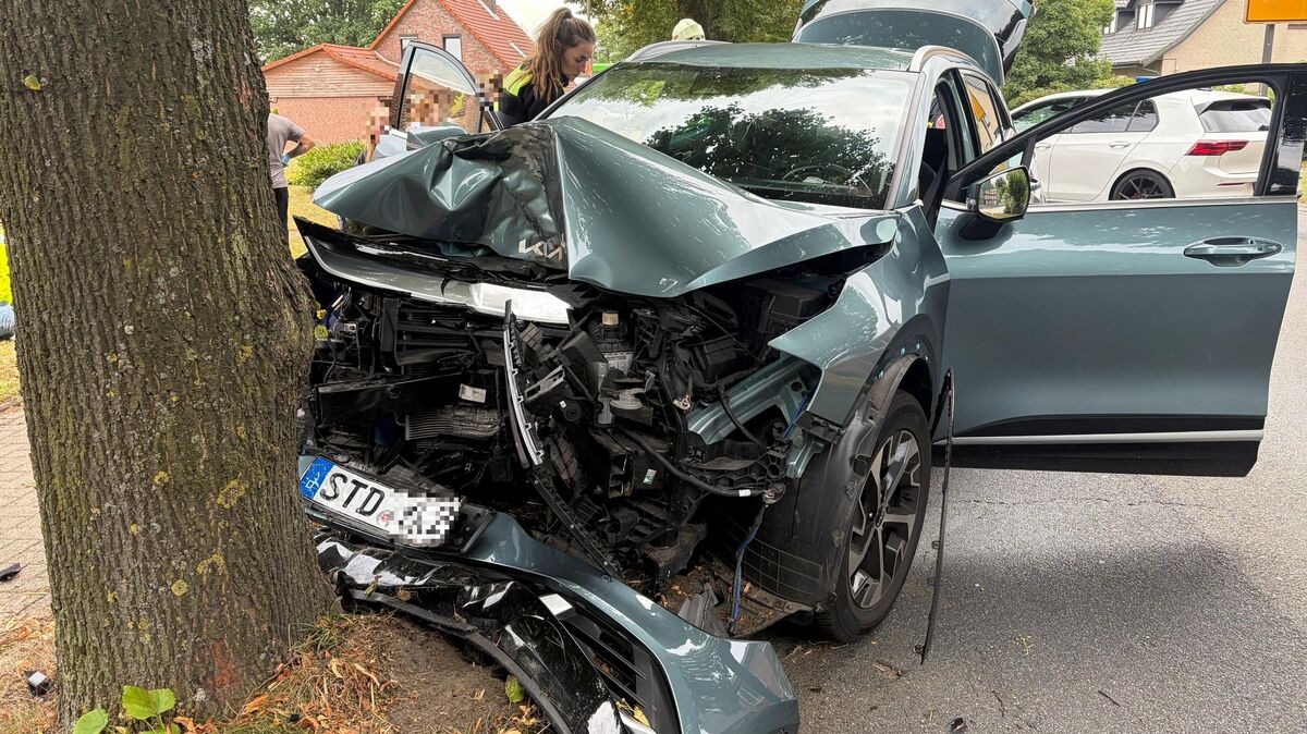 Ein 51-Jähriger prallte in Beckdorf mit seinem Auto gegen einen Baum und wurde schwer verletzt. Foto: Polizei Stade