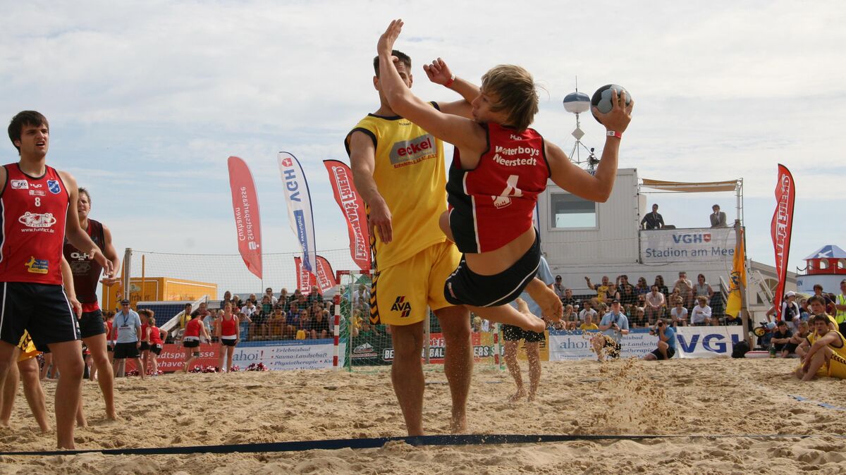 Bei den bisherigen Beachhandball-DM in Cuxhaven im VGH Stadion am Meer gab es viele spektakuläre Szenen zu bestaunen. Das wird sicherlich auch Anfang August so sein. Foto: Lütt