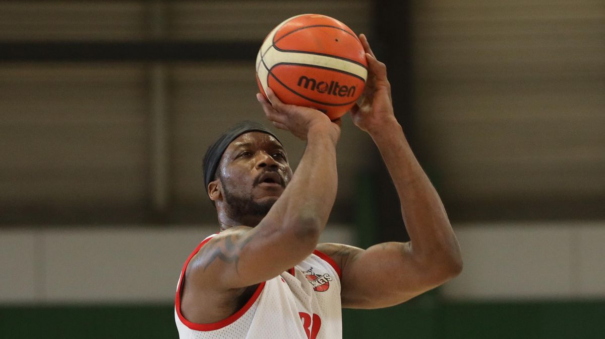 Eddie Seward ist der älteste Spieler bei den Cuxhaven Baskets. Der US-Amerikaner feierte in der Woche seinen 42. Geburtstag. Zum alten Eisen gehört er aber noch nicht, wie er auch bei der Partie in Bramsche bewies. Er erzielte 26 Punkte und holte 14 Rebounds. Foto: Lütt