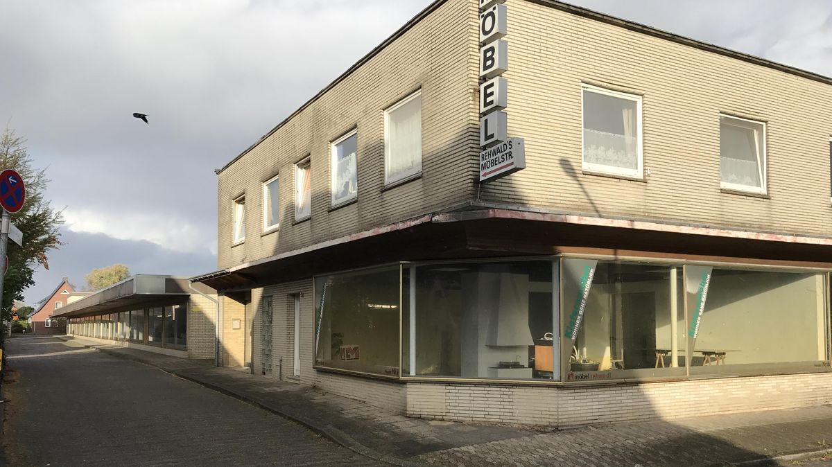 Die Tage des ehemaligen Möbelhauses Rehwald in Altenbruch sind gezählt. Am 7. Dezember soll mit dem Abriss der Ruine begonnen werden. Foto: Sassen
