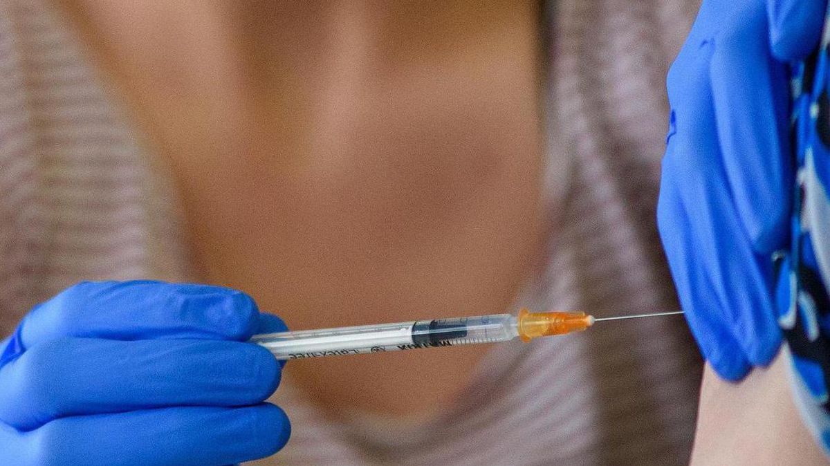 Wer sich gegen das Coronavirus (Covid-19) hat impfen lassen, erkrankt deutlich seltener schwer mit dem Virus. Das trifft auch auf den Landkreis Cuxhaven zu, hier gab es bislang nur wenige Impfdurchbrüche. Foto: Gabbert/dpa
