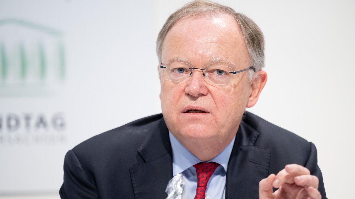 Der niedersächsische Ministerpräsident Stephan Weil (SPD) nimmt ebenfalls an der Bund-Länder-Runde a Freitag teil, während dieser wohl neue Corona-Regeln beschlossen werden. Foto: Stratenschulte/dpa