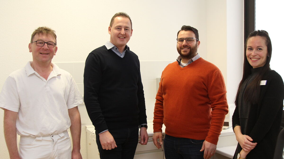 Der ärztliche Leiter des MVZ Rohdestraße Dr. Henrik Lüder (l.), Geschäftsführer Andreas Knust (2.v.l.) und Praxismanagerin Kira Buck freuen sich, Abed Aref (2.v.r.) als hausärztlichen Kollegen in ihren Reihen begrüßen zu können. Foto: Reese-Winne