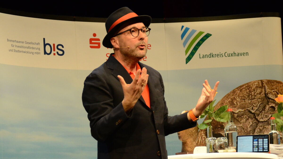Futurologe Max Thinius während seines Vortrags im Bremerhavener Stadttheater.