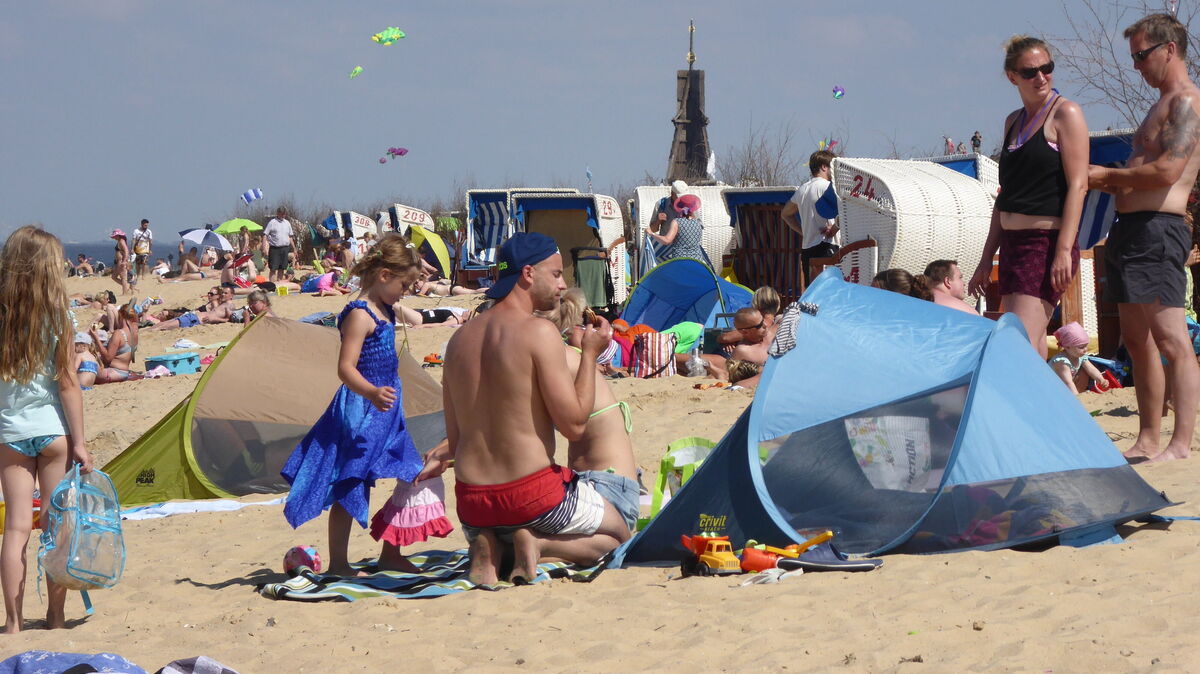 In den Sommermonaten tummeln sich die Touristen am Strand von Cuxhaven. Archivfoto: Reese-Winne