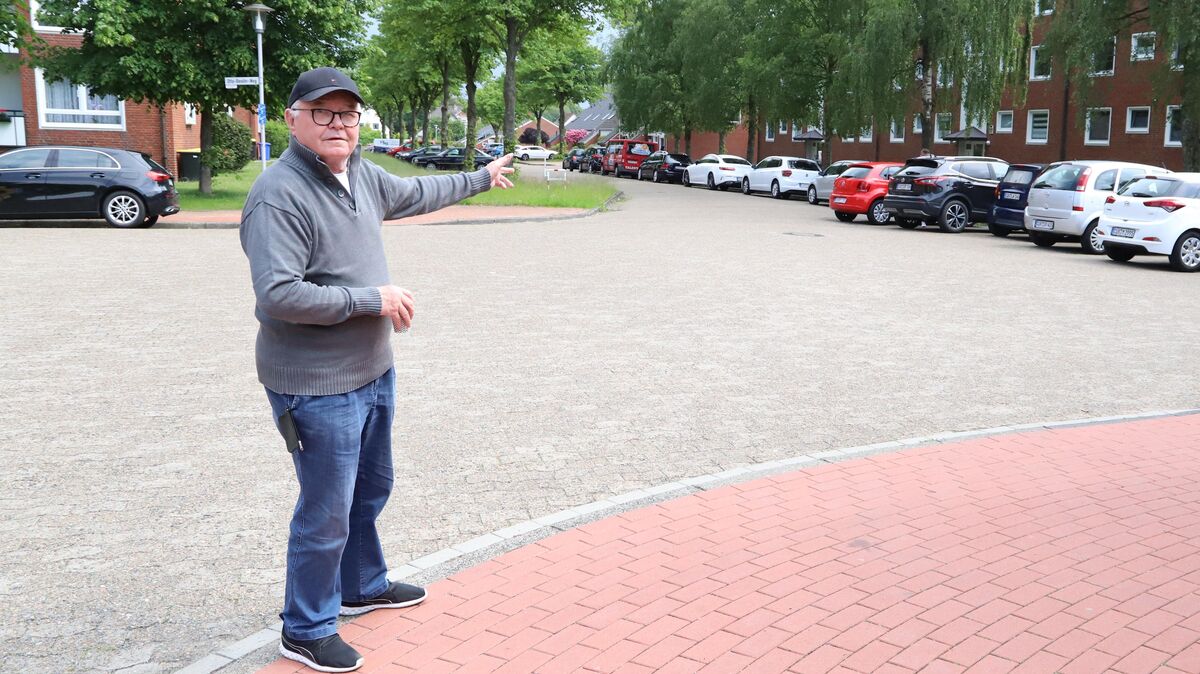 Der Grodener Horst Birkenhagen monierte die Situation an der Ecke Freiherr-vom-Stein-Straße/Otto-Benöhr-Weg. Foto: Witthohn
