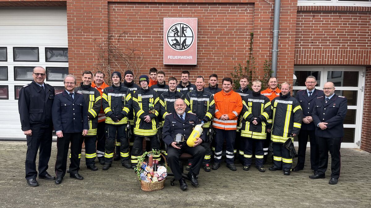 Gerhard Tiedemann (M.) wurde gemeinsam mit den Teilnehmern des aktuellen Lehrgangs nach 35 Jahren Ausbildertätigkeit mit einem kleinen Präsent verabschiedet. Foto: Lange