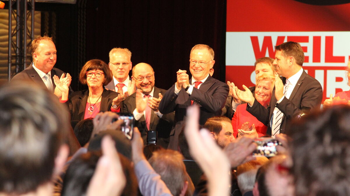 Von wegen Wunden lecken: Der umjubelte Ministerpräsident Stephan Weil (5.v.l.) nach seinem Wahlkampfauftritt mit dem gescheiterten Kanzlerkandidaten Martin Schulz (4.v.l.) am 4. Oktober 2017 in der Kugelbake-Halle. Links Oberbürgermeister Uwe Santjer (damals Landtagsabgeordneter), rechts der designierte Ministerpräsident Olaf Lies (damals Wirtschaftsminister). Foto: Reese-Winne