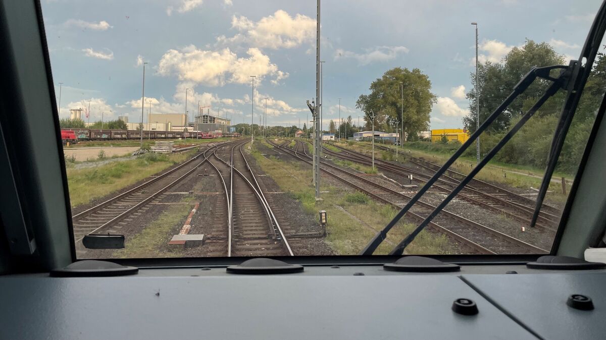 Plötzlich kommt der Stein geflogen. Die Frontscheibe der Bahn bleibt unbeschädigt. Symbolfoto: Lütt