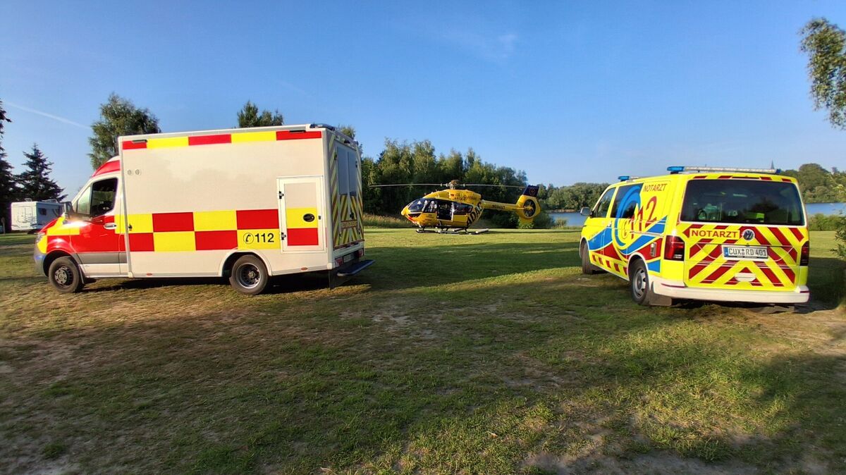 Notarzt und Rettungsdienst versorgen die Taucher. Foto: Lange