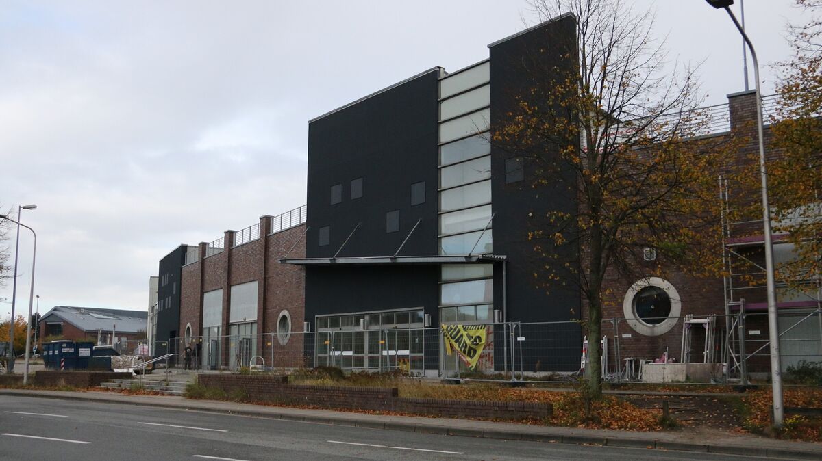 Ein erstes Anzeichen an der Fassade, dass hier bald Kaufland entsteht: der für das Unternehmen bekannte dunkle Eingangsbereich. Foto: May