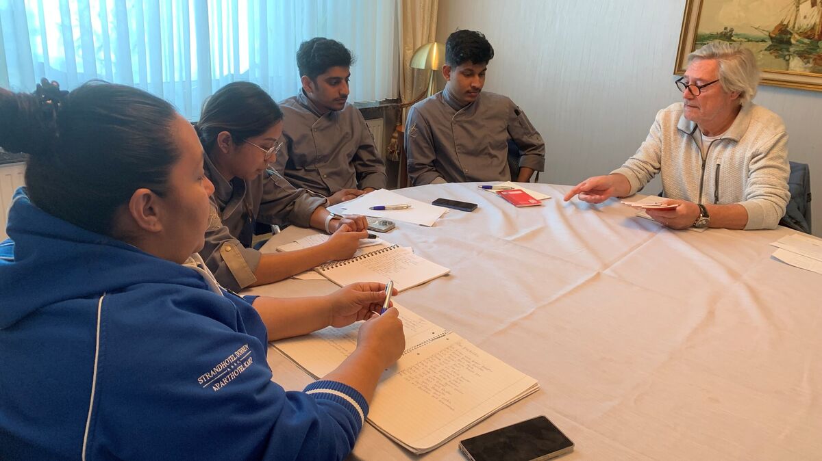 Deutsch lernen zwischen Dienstplan und Gästekontakt: Mery (34) aus Kolumbien, Citlaly (25) aus Mexiko, Nibin (29) und Amal (28) aus Indien beim Deutschunterricht mit Klaus-Dieter Lemke. Foto: May