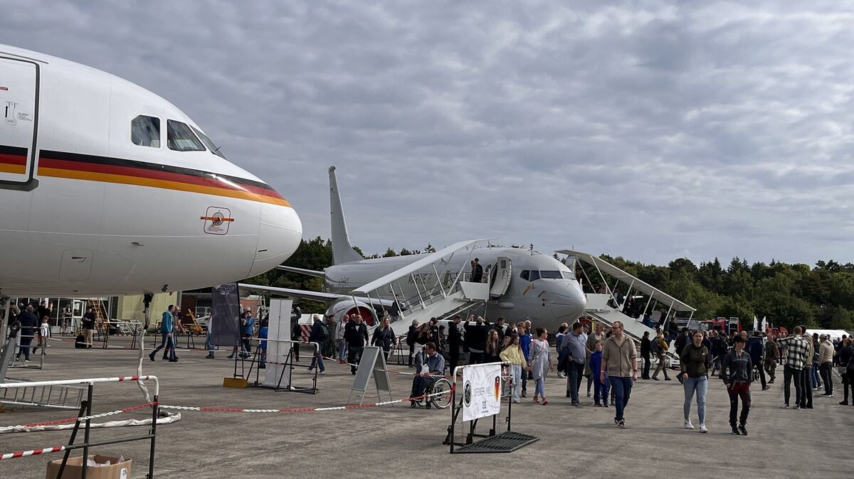 Besucher strömen bei bestem Wetter auf das Gelände des Marinefliegerstützpunkts Nordholz, um die Flugzeuge und Vorführungen beim Tag der Bundeswehr zu erleben. Foto: Reese-Winne
