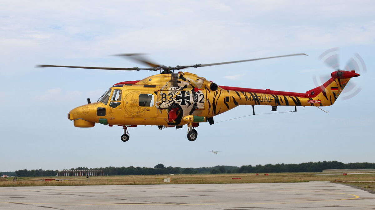 In einer schwarz-rot-goldenen Sonderedition (hier die goldene Backbord-Seite) präsentierte sich Sea Lynx am Dienstag den Fotografen. Foto: Koppe