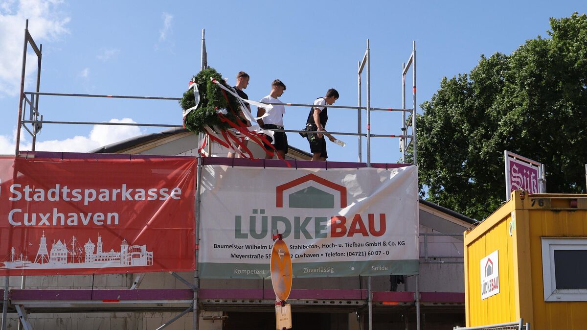 Zum Ende des Richtspruchs der Zimmerleute nahm der Redner einen Schluck, wünschte alles Gute und zerschlug das Glas auf dem Dach, damit es Glück bringt. Foto: Larschow