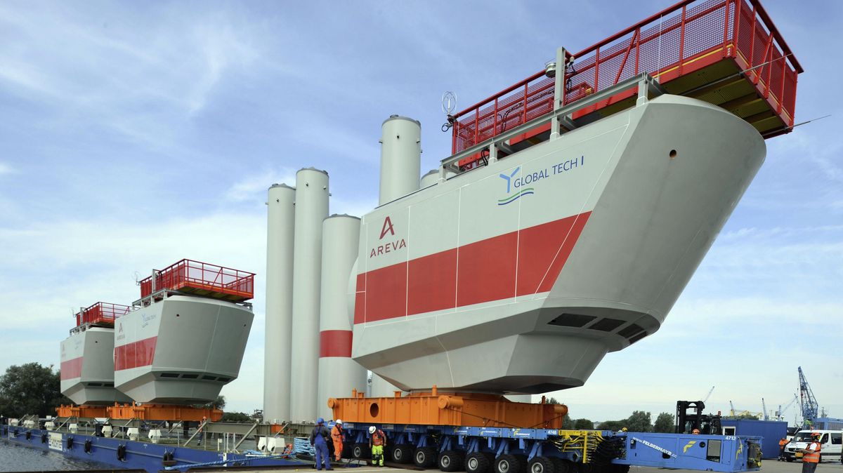 In besseren Zeiten rollten die Windradturbinen in Serie aus dem Adwen-Werk im Fischereihafen - hier für den Windpark "Global Tech 1", in dem 80 Anlagen made in Bremerhaven verbaut wurden. Archivfoto: Scheer