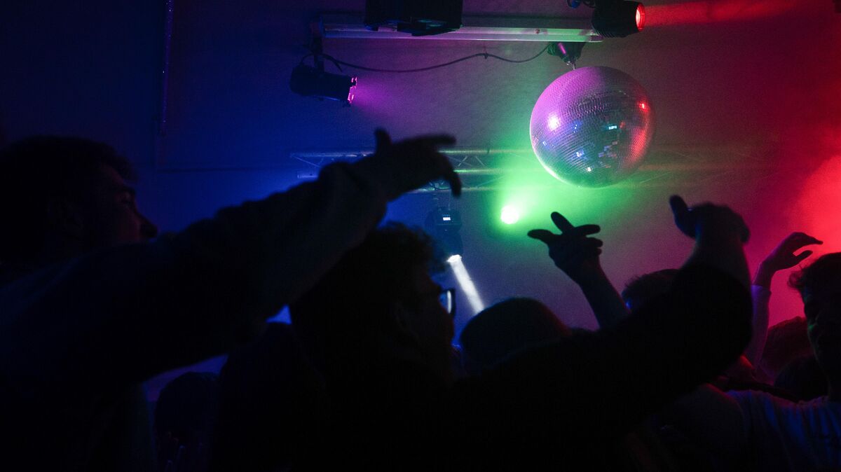Ausgelassene Stimmung allerorten? Keineswegs. Zwar sind nach den Lockerungen mehrere Tanzflächen wieder geöffnet, aber nicht alle Party-Betriebe wollen unter den aktuellen Corona-Regeln ihre Türen öffnen. Foto: Sebastian Gollnow/dpa