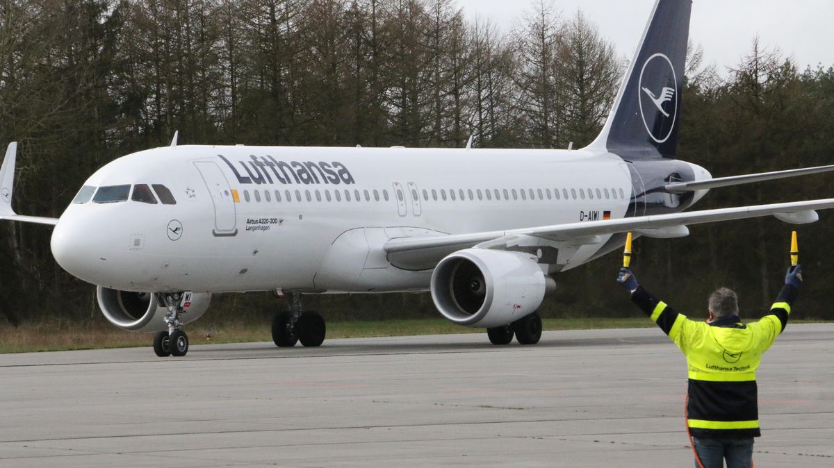 Seit vielen Monaten dient der zivile Flughafen Nordholz auch als "Parkplatz" für die coronageschädigten Fluglinien. Die zahlen dort die "Parkgebühr", aber sorgen auch für Starts und Landungen nach Wartungsarbeiten. Das bedeutet eine finanzielle Einnahmequelle für den Flugplatzbetrieb. Archivfoto: Schröder