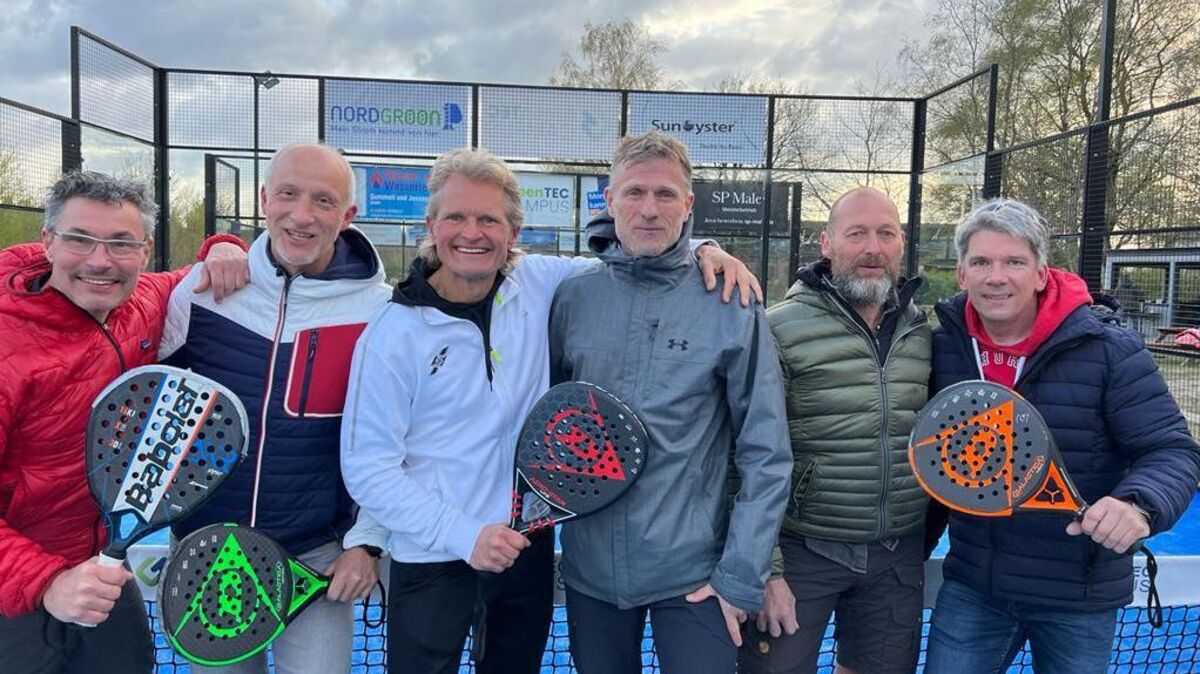 Das Herren-55-Team: (v.l.) Arne Kersting, Gregor Saßerath, Sven Sander, Jörg Winkler, Michael Wessel, Thorsten Michael. Es fehlen Wolfgang Franck, Gerd Ottowitz, Thorsten Wolfhart. Foto: Schwarz-Weiß