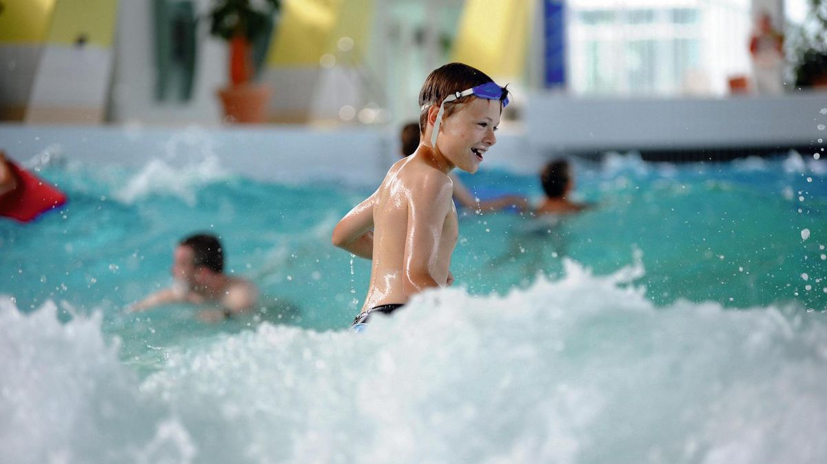 Die Sole-Therme ist beliebt: Rund 120 000 Besucher besuchen jedes Jahr das Otterndorf Bad. Im Wingster Hallen- und Freibad sind es - je nach Saison - rund 40 000 Gäste. Im Dezember soll in beiden Einrichtungen das Wertkartensystem eingeführt werden. Foto: CN/NEZ-Archiv