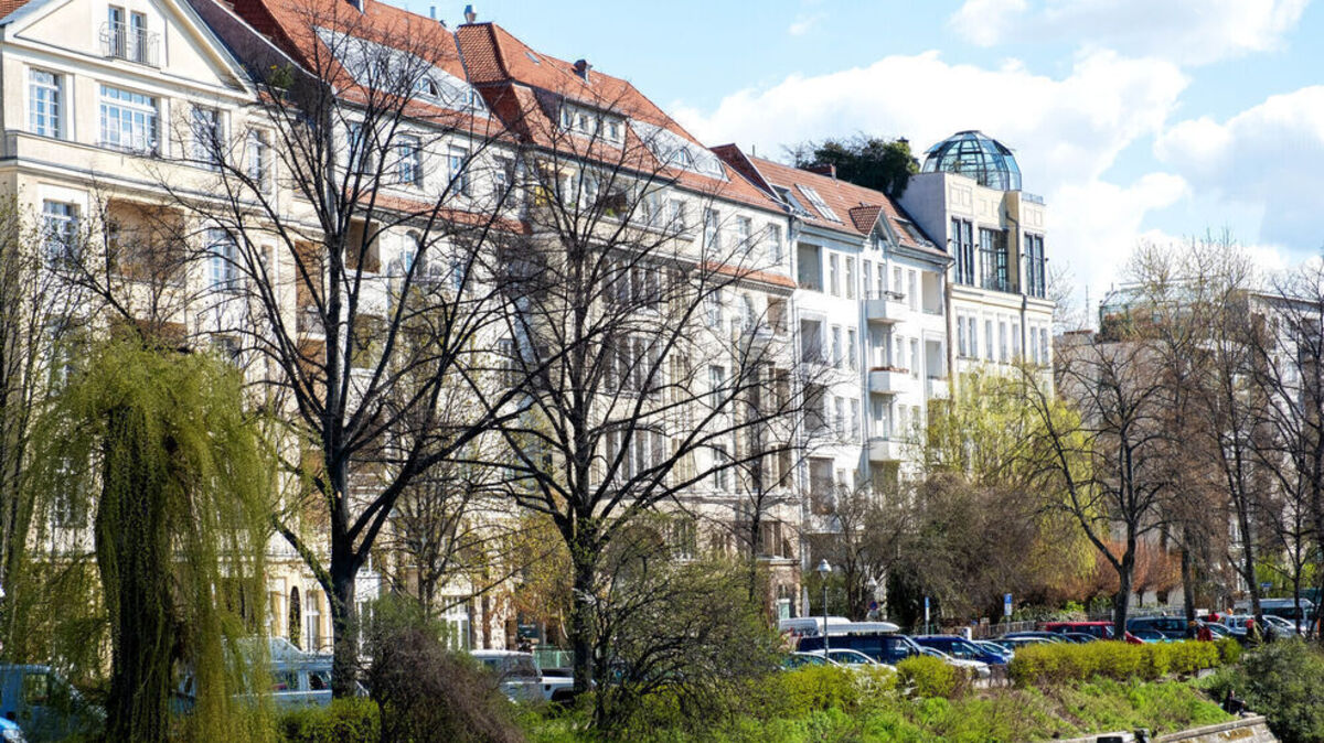Selbst in beliebten Metropolen wie Berlin sind die Kaufpreise für Immobilien im Schnitt zuletzt gesunken. Foto: Bernd Diekjobst/dpa