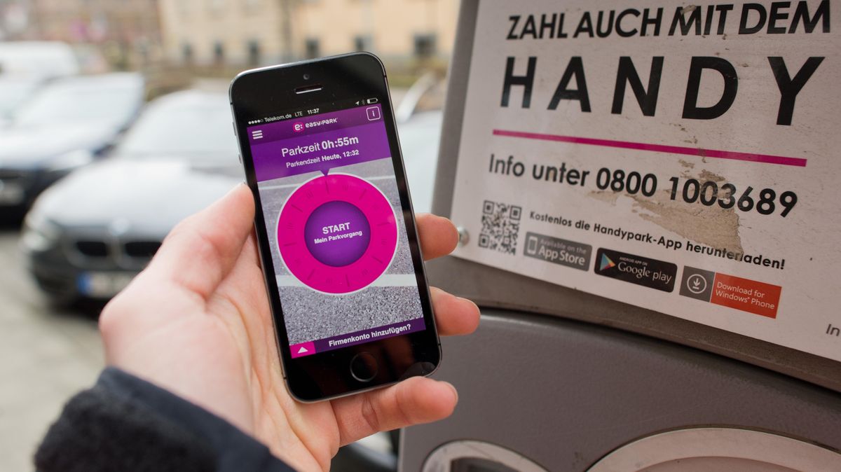 An 84 Parkautomaten in Cuxhaven können Autofahrer bargeldlos Parktickets mit der App via Smartphone kaufen. Foto: Stratenschulte