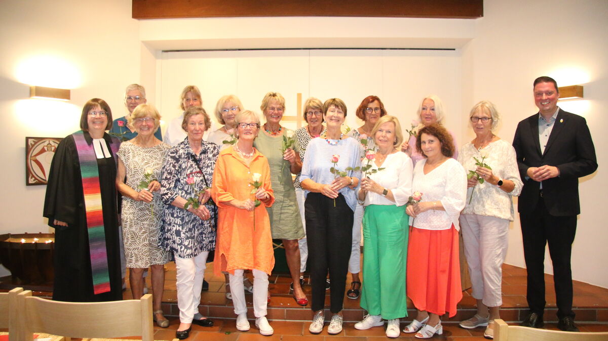 Nach der Andacht stellte sich das Weltladenteam mit Superintendentin Kerstin Tiemann (l.) und Bürgermeister Marc Gerdes in der Kapelle am Dohrmannplatz zum Gruppenfoto zusammen. Foto: Potschka