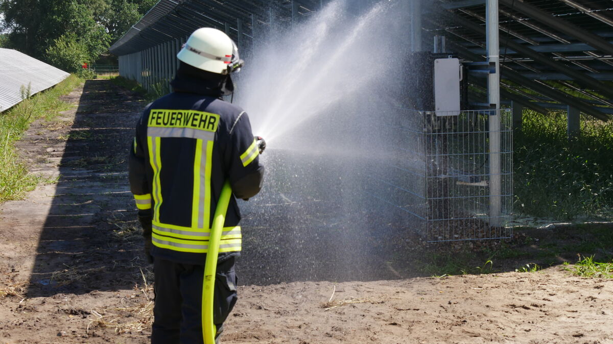 Mit Sprühstrahl wird aus weiter Entfernung der Wechselrichter abgekühlt. Foto: Lange