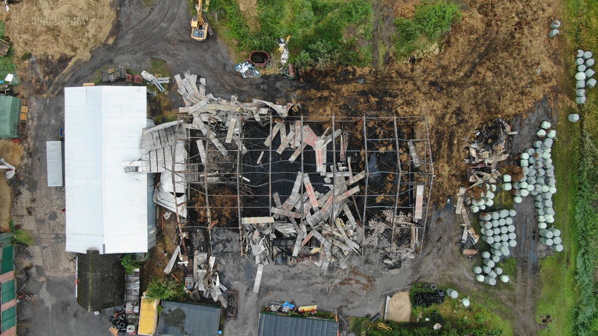 Aus der Luft ist gut zu erkennen, dass das Großfeuer die Halle eines Unternehmens in Nordleda vollständig zerstört hat. Foto: Polizei
