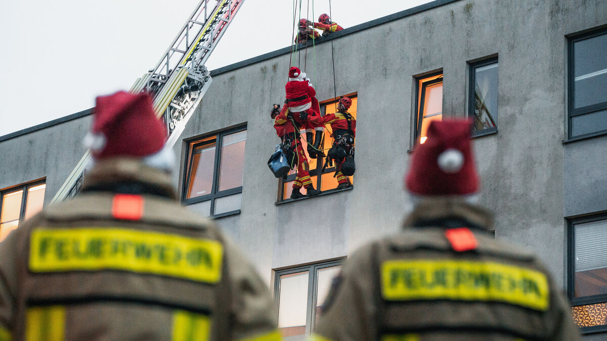 Der Nikolaus hangelt sich von Fenster zu Fenster und winkt. Foto: Keck