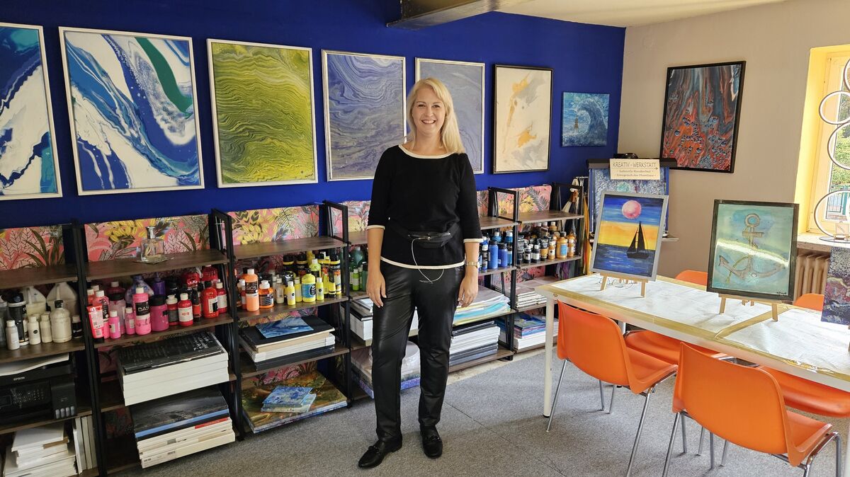 Stefanie Duczak in ihrer neuen Kunstwerkstatt inmitten von Otterndorf, nahe der VHS. Vormals gehörte dieser Raum einem örtlichen Steinmetz. Foto: Rahn