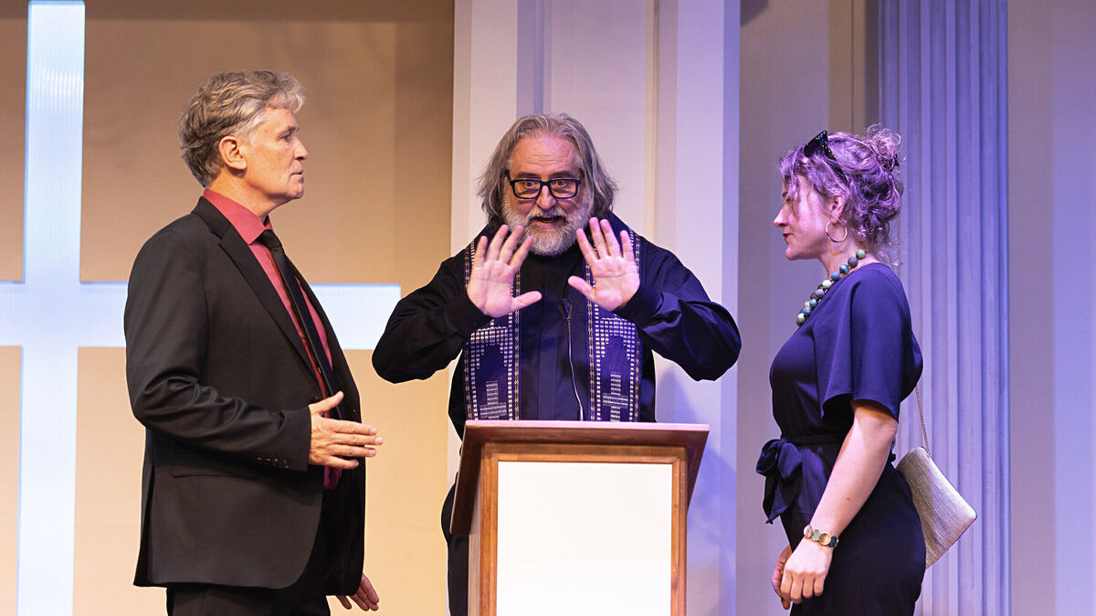Hier geht es nicht nur um das Gendersternchen: (von links) Timothy Peach, Andreas Windhus und Sophie Göbel in einer Szene der Komödie „Kalter weißer Mann“. Foto: Franziska Strauss