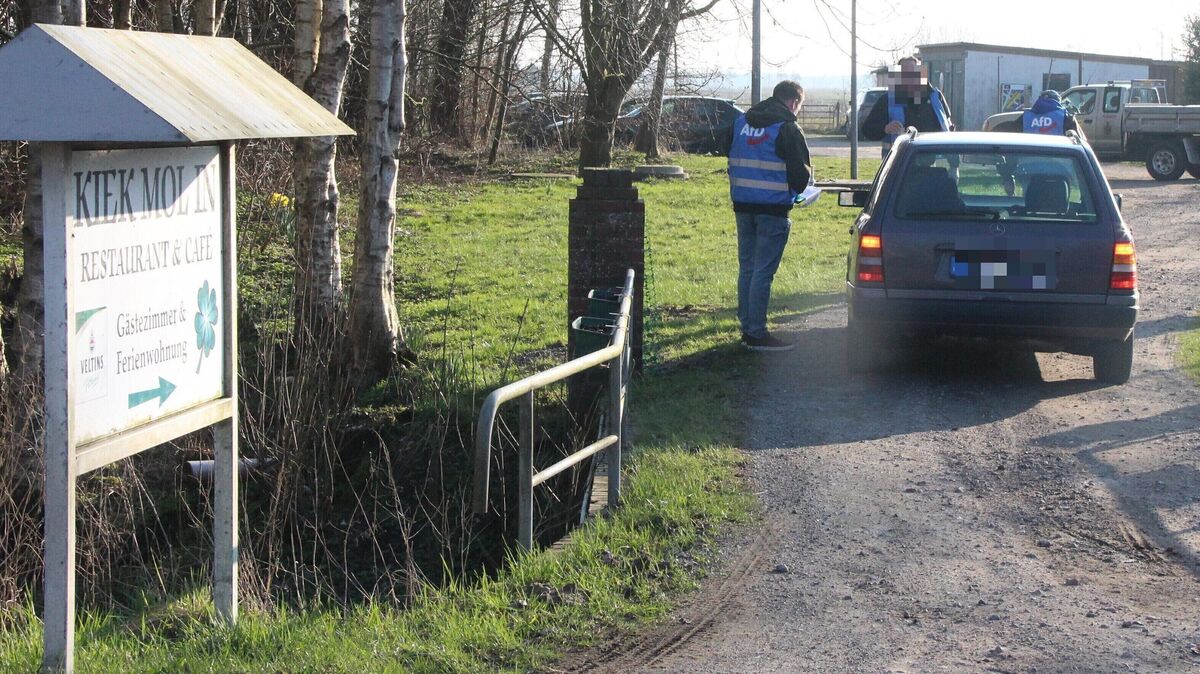 Einlasskontrolle auf der Zufahrt zum Versammlungsort der AfD in Nordleda. Foto: Kramp