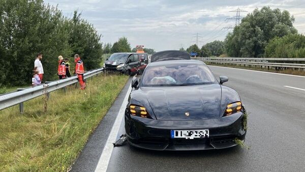 A26-Unfall im Kreis Stade: Porsche kollidiert nach Spurwechsel mit Transporter