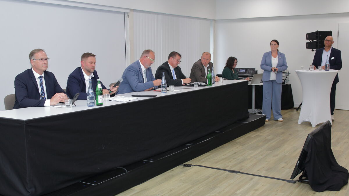 Das Kandidatenpodium mit (v. l.) Axel Schneider, Alexander Bremer, Uwe Santjer, Thomas Brunken und Günter Wichert sowie den Moderatoren Jan-Peter Halves (r.) und Anna-Cristina Riebau (2. v. r.). Foto: Koppe