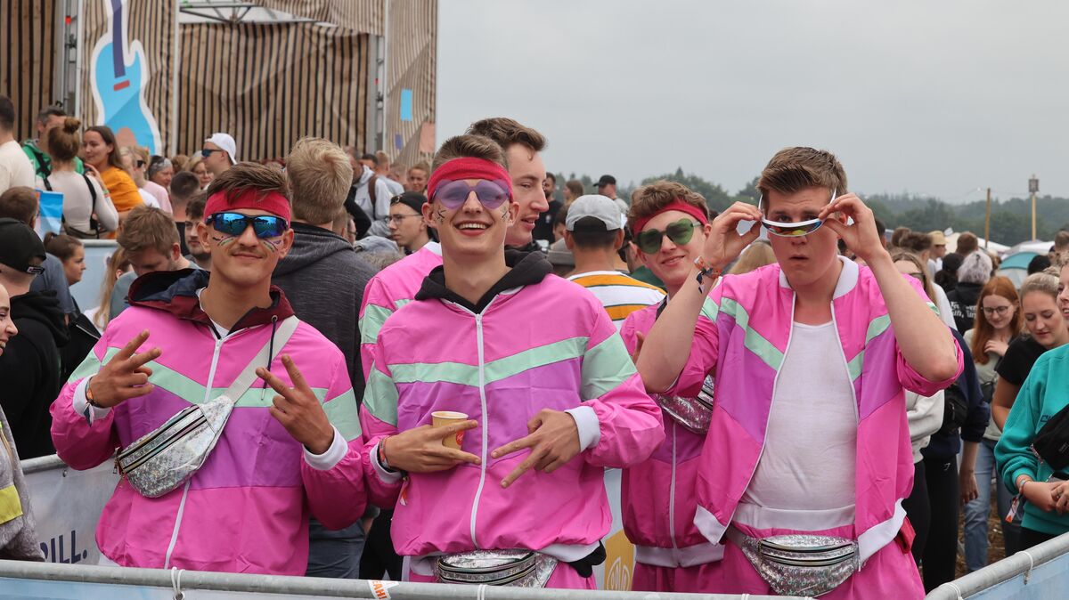 Die "men in pink": Es ist zwar kein richtiges Kostüm, aber auffallen tun die drei Jungs trotzdem. Foto: Fischer