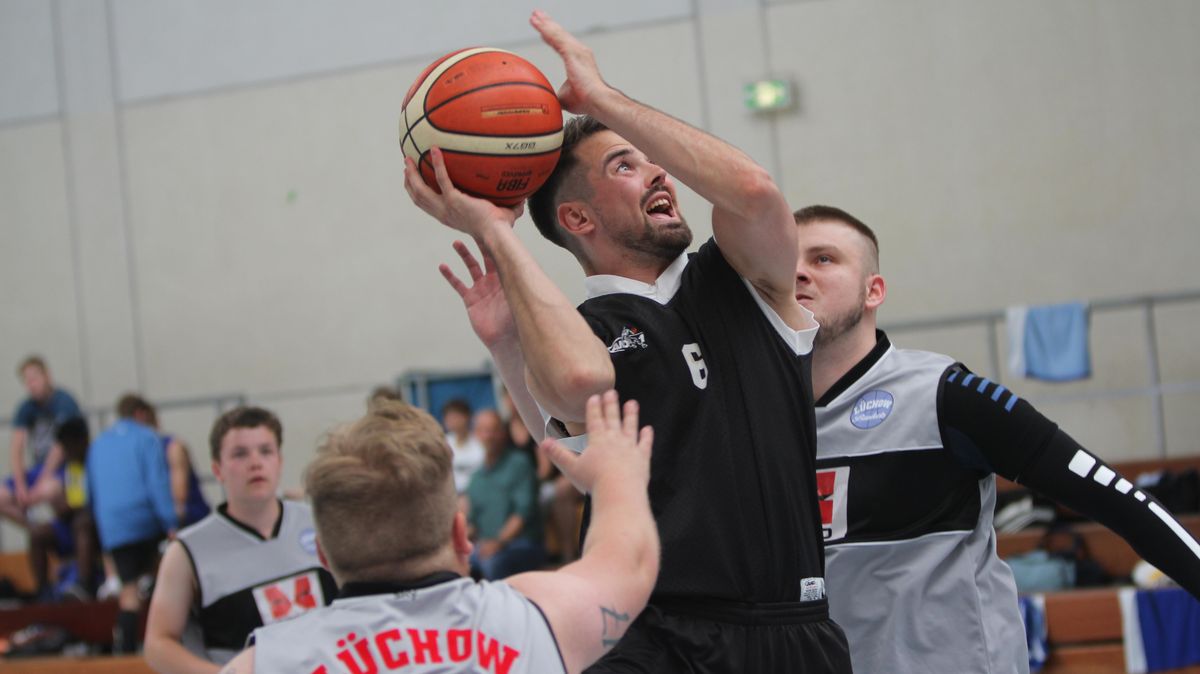 Beim Basketball-Turnier des TSV Altenwalde gab es viele spannende Szenen unter den Körben zu sehen. Foto: Huppmann