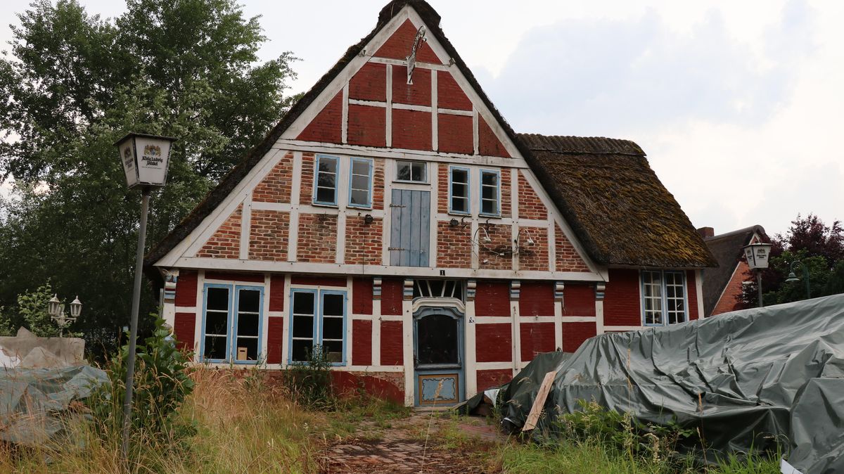 Immer stärker nagt die Zeit an der Bausubstanz des alten Gasthauses "Zur Schleuse". Die Geschichte des Gebäudes reicht bis ins 16. und 17. Jahrhundert zurück. Genau datieren lässt sich der Bau nicht, allerdings gibt es im Gebäude eine Balkeninschrift mit der Jahreszahl 1672. Foto: Mangels