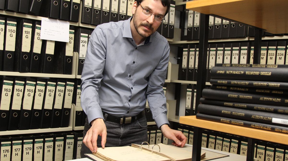 Stadtarchivar Dr. Friedhelm Gleiß inmitten der 568 Ordner des Einwohnermelderegisters. Die Akten werden jetzt nicht nur durch die Entsäuerung gesichert, sondern auch neu verpackt. Foto: Reese-Winne