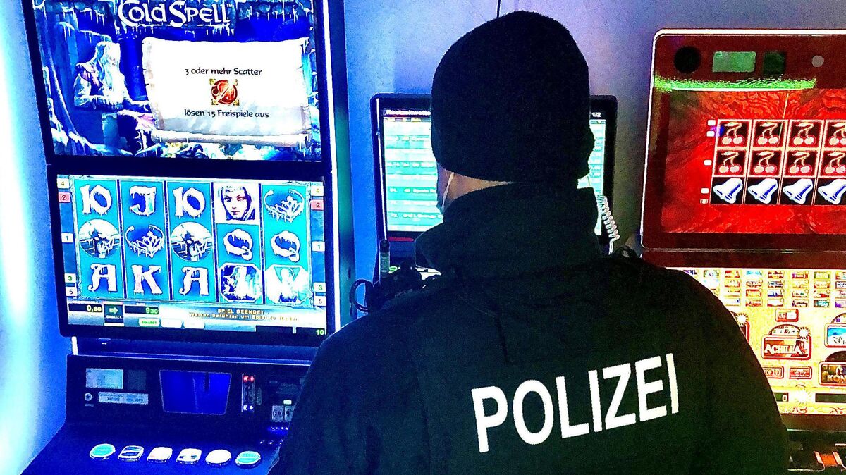 Im Fokus der Kontrollen standen Shisha-Bars, Clubs, Diskotheken und Spielotheken. Symbolbild: dpa/Kreispolizeibehörde Mettmann