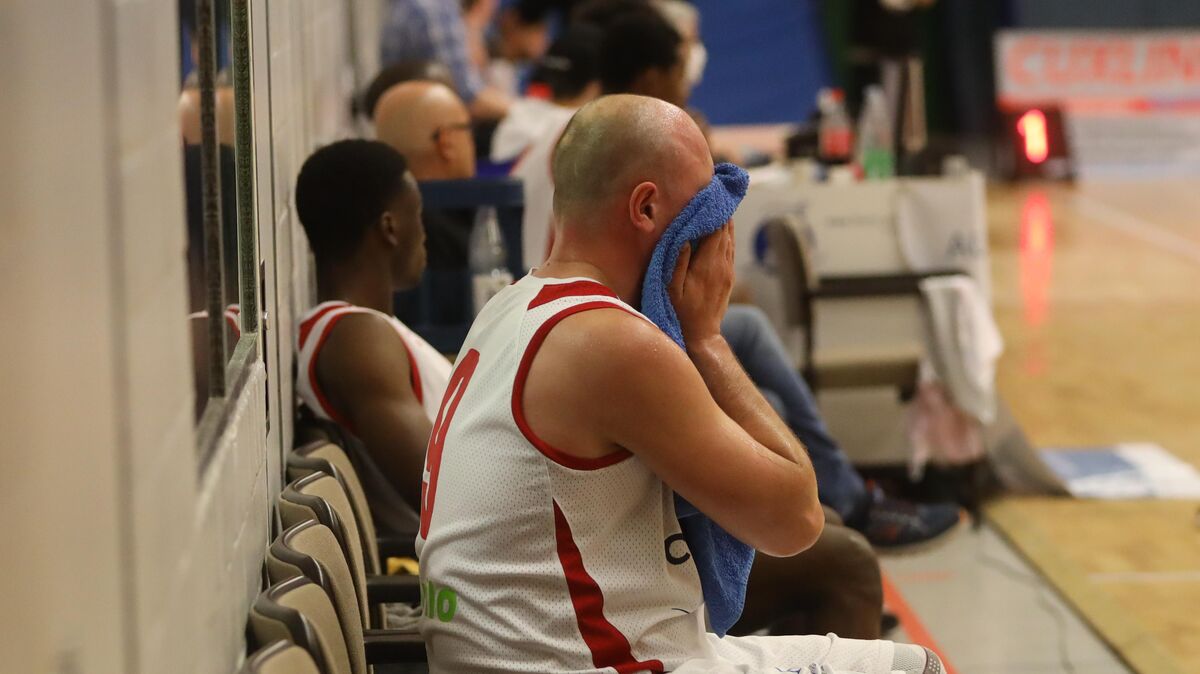 Auch Andreas Hasenkamm mochte teilweise nicht mehr hingucken. Nach 16 Niederlagen in Serie rutschten die Cuxhaven Baskets noch auf einen Abstiegsplatz in der 1. Regionalliga. Fotos: Unruh