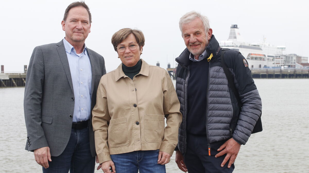 Lars Mickeleit (Verkehrsverein Döse) , Beatrice Lohmann und Burkhard Schmidt (beide Verkehrsverein Duhnen) hoffen, dass eine qualifizierte Gästebetreuung auch nach Auflösung der Cuxtourismus GmbH fortgeführte wird. Foto: Koppe