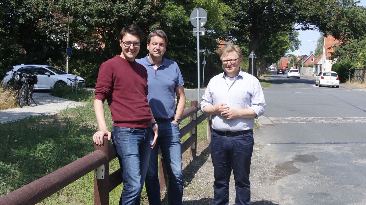 Ortsbürgermeister Christoph Frauenpreiß, Fachbereichsleiter Andreas Westphal und Baudezernent Andreas Eickmann (v. l.) nahmen am Freitag den neu gestalteten Bereich in Augenschein. Foto: Koppe