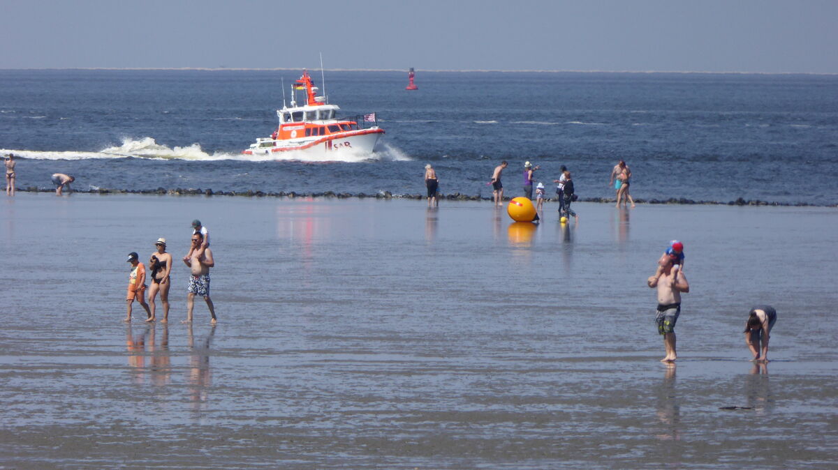 In der heißen Jahreszeit bietet sich Wattwandern zur Abkühlung ganz besonders an. Foto: Reese-Winne