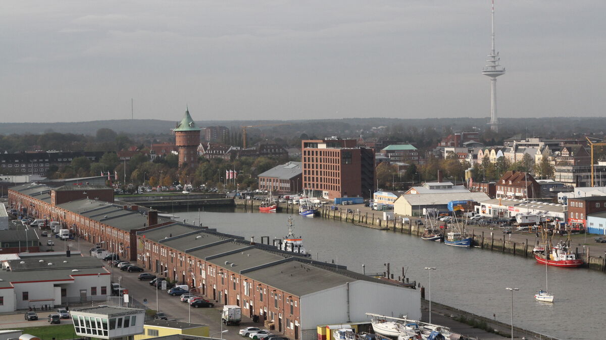 Blick vom Hapag-Turm auf den Alten Fischereihafen: Auf so gut wie ganzer Länge soll vor der Kaimauer eine neue Spundwand gerammt werden, mit der Energie erzeugt werden kann. Auch vorn in den Fischhallen geht der Umbau weiter, unter anderem soll dort ein Hotel etabliert werden. Archivfoto: Reese-Winne